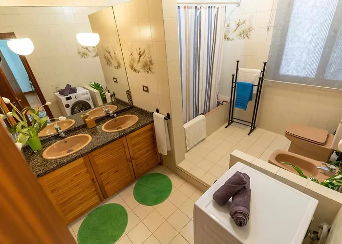 Deusto. Piso + Wifi Internet T. V. Y Garaje Apartment